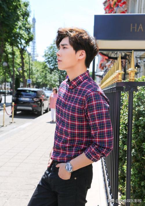 我想看李易峰视频_继续播放李易峰的短视频_李易峰的音乐视频播放量破亿,广受欢迎