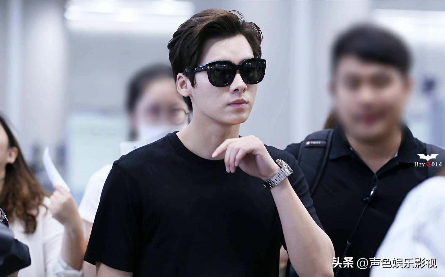 我想看李易峰视频_继续播放李易峰的短视频_李易峰的音乐视频播放量破亿,广受欢迎