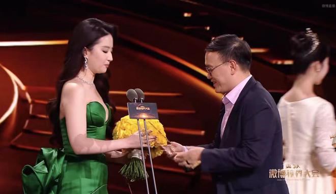 杨幂与其他明星的友谊故事_杨幂友谊明星故事简介_杨幂友情