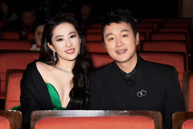 杨幂友情_杨幂与其他明星的友谊故事_杨幂友谊明星故事简介