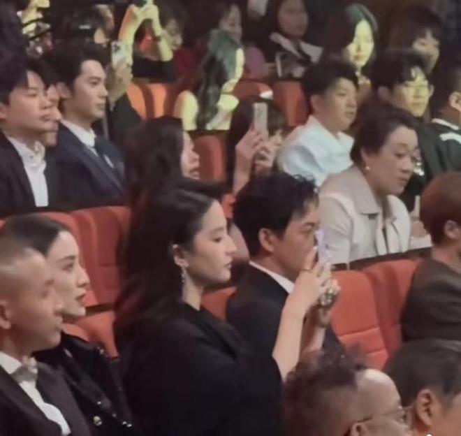 杨幂与其他明星的友谊故事_杨幂友谊明星故事简介_杨幂友情