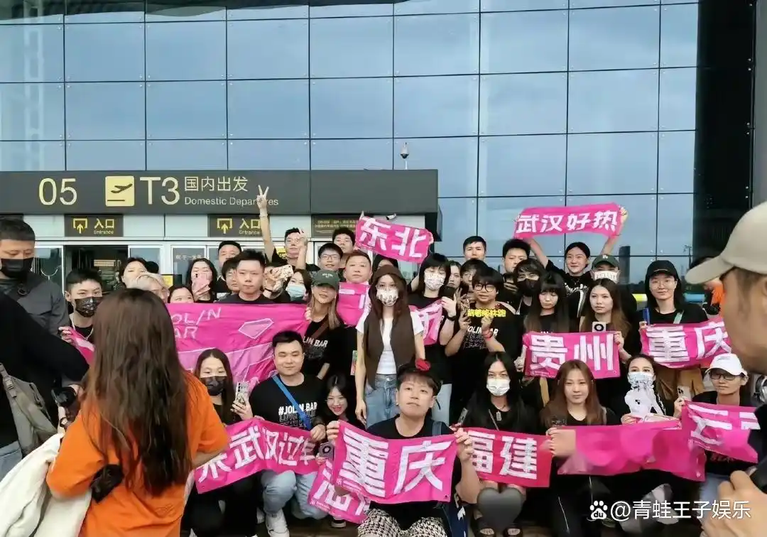 蔡依林的时尚造型成为粉丝模仿的对象_小女孩模仿蔡依林_蔡依林模仿谁