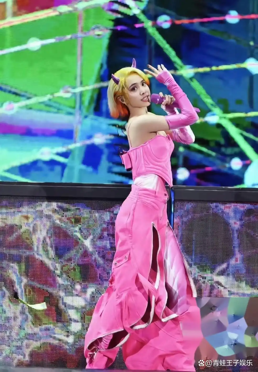 蔡依林模仿谁_蔡依林的时尚造型成为粉丝模仿的对象_小女孩模仿蔡依林