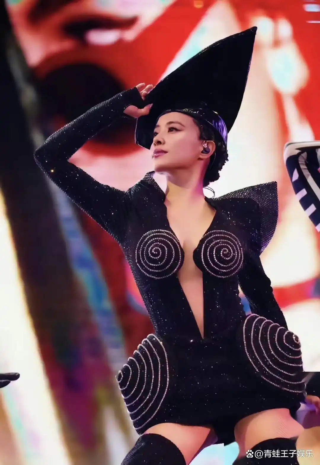 蔡依林的时尚造型成为粉丝模仿的对象_蔡依林模仿谁_小女孩模仿蔡依林