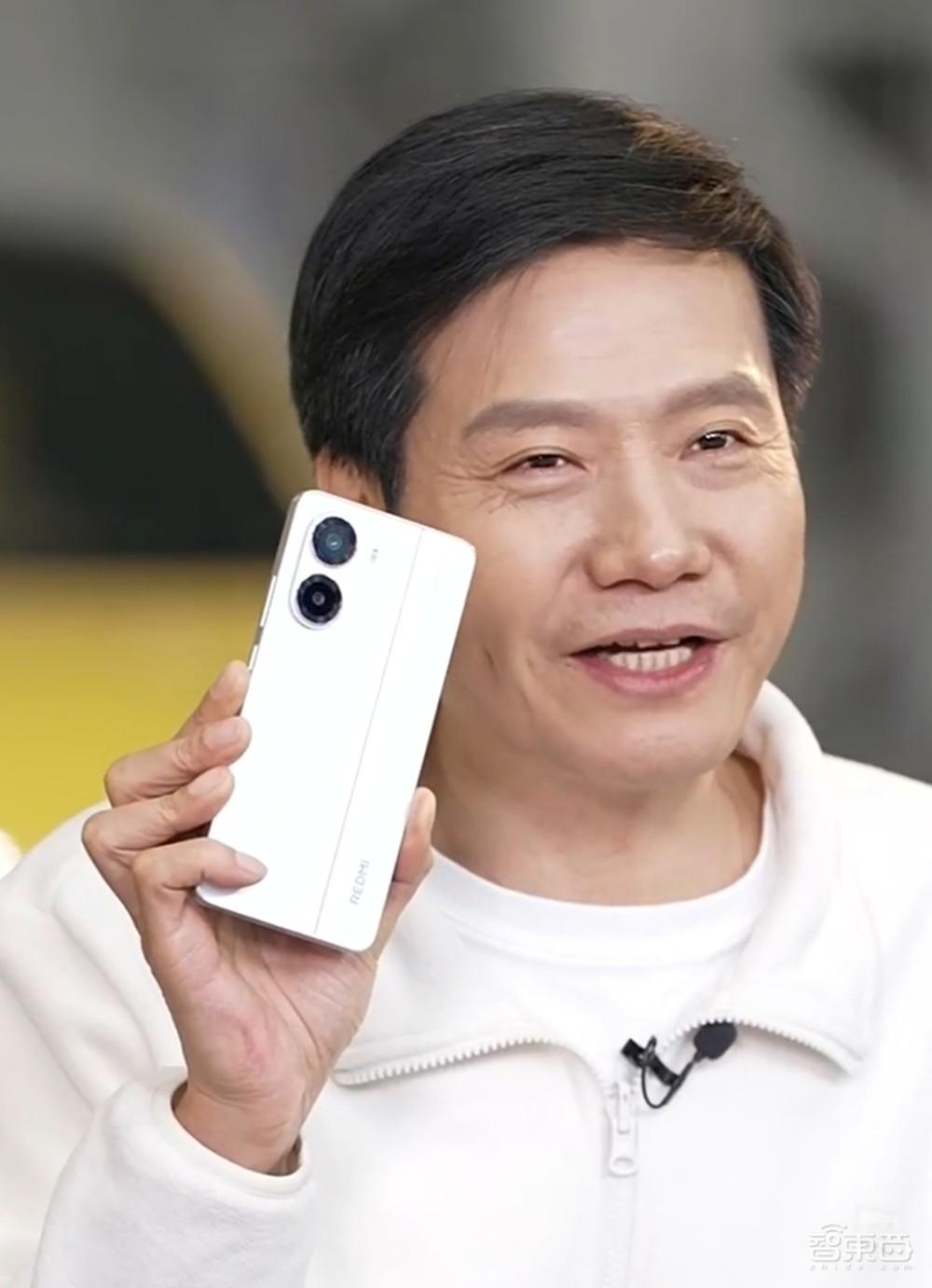 雷军手持REDMI Turbo 4