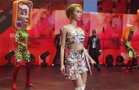 小女孩模仿蔡依林_蔡依林模仿秀_蔡依林的时尚造型成为粉丝模仿的对象