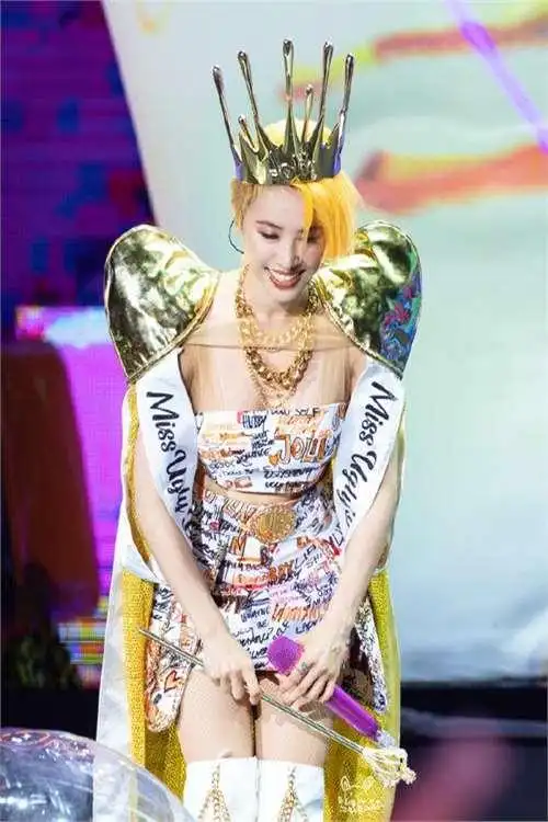 小女孩模仿蔡依林_蔡依林的时尚造型成为粉丝模仿的对象_蔡依林模仿秀