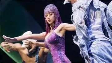 蔡依林模仿秀_小女孩模仿蔡依林_蔡依林的时尚造型成为粉丝模仿的对象