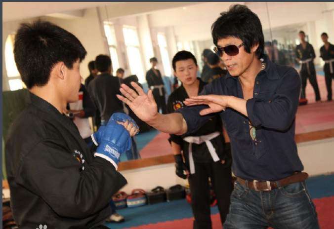 李小龙同期武打明星_李小龙与其他武打明星的对比_李小龙的武打片都是真实的嘛