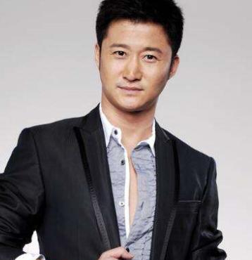 李小龙和谁比武过_李小龙对比明星武打视频_李小龙与其他武打明星的对比