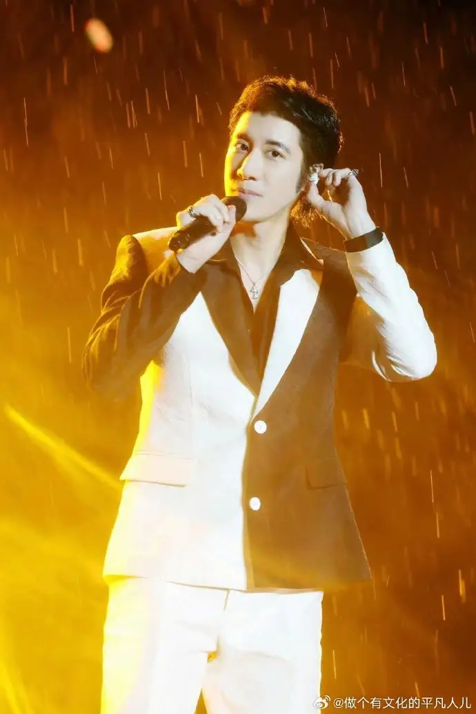 点燃激情传递梦想伴奏_王力宏在音乐节上激情演出，点燃全场氛围_王力宏激情歌曲