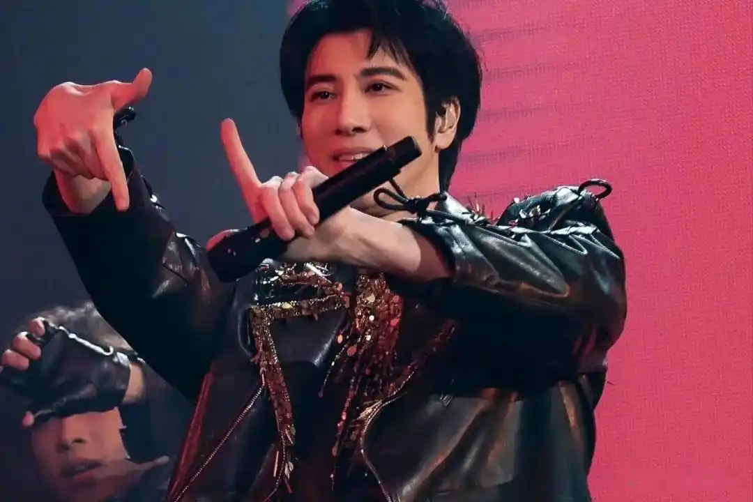 点燃激情传递梦想mv_载着点燃激情传递梦想_王力宏在音乐节上激情演出，点燃全场氛围