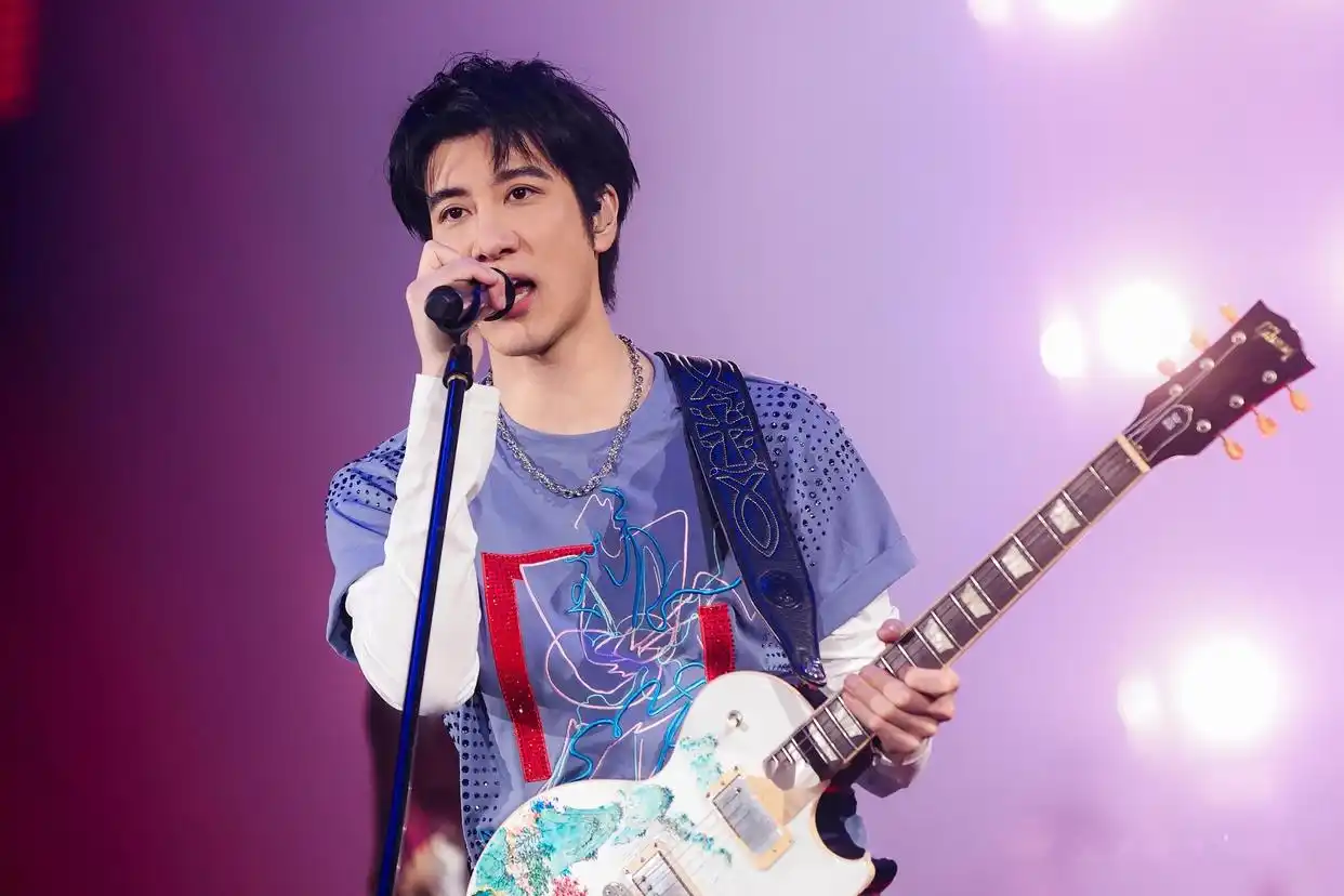 载着点燃激情传递梦想_王力宏在音乐节上激情演出，点燃全场氛围_点燃激情传递梦想mv