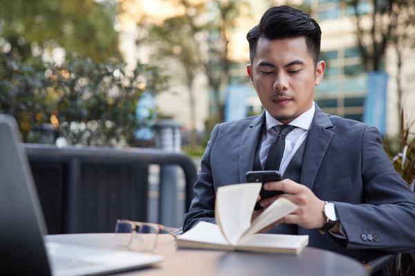 华为暂停新手机上市：市场调整还是战略调整？图1