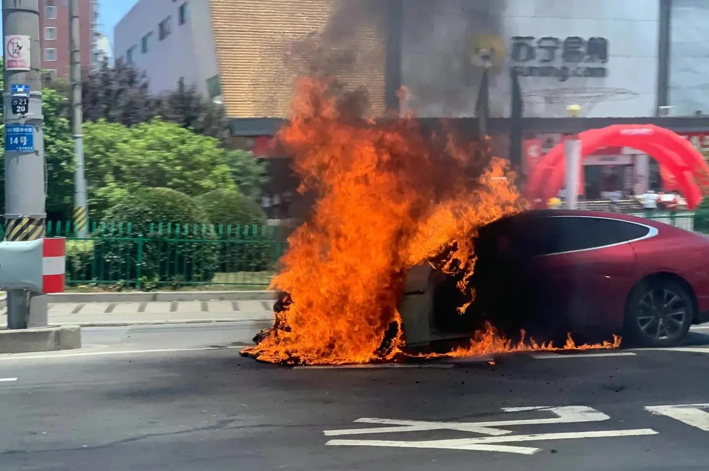 电动汽车消费者行为研究_电动汽车消费人群分析_电动汽车技术的迅速发展与消费者需警惕的隐患