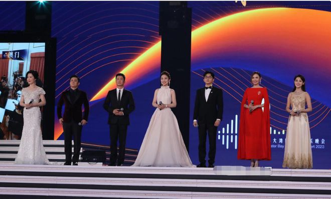 华晨宇潮音发布会2019_华晨宇向经典歌曲致敬，引发新一轮热潮_华晨宇潮盛典