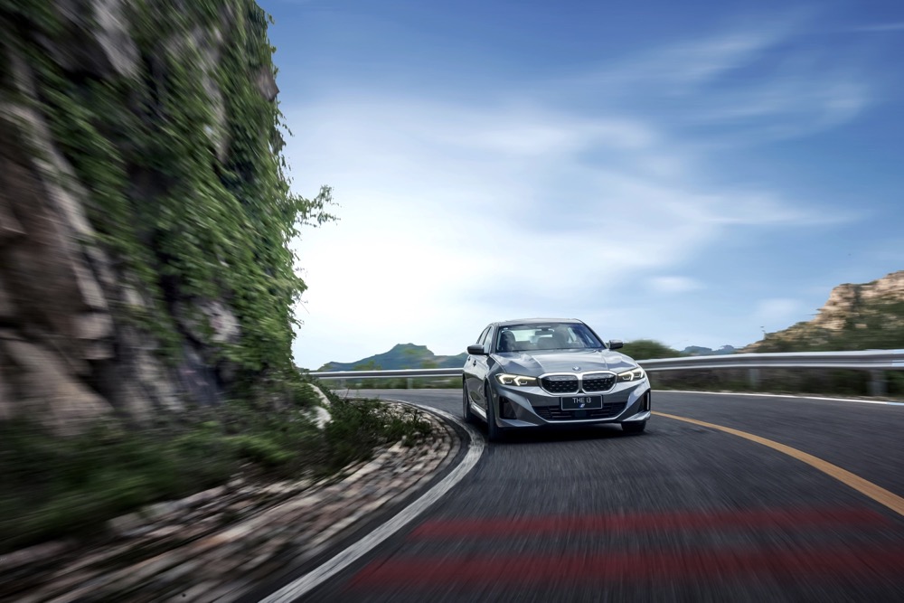 宝马车安全性能_宝马行车安全辅助系统包_宝马汽车的设计与安全性:相辅相成