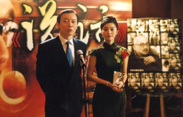 成龙搭档过的男演员_成龙与女演员的荧幕搭档_成龙的搭档女演员