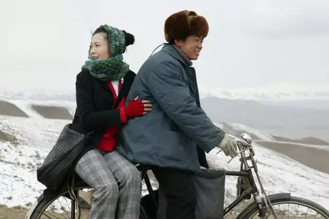 成龙的搭档女演员_成龙搭档过的男演员_成龙与女演员的荧幕搭档