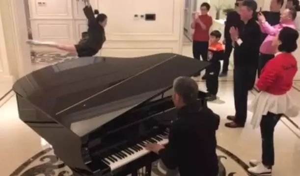 成龙搭档过的男演员_成龙与女演员的荧幕搭档_成龙的搭档女演员