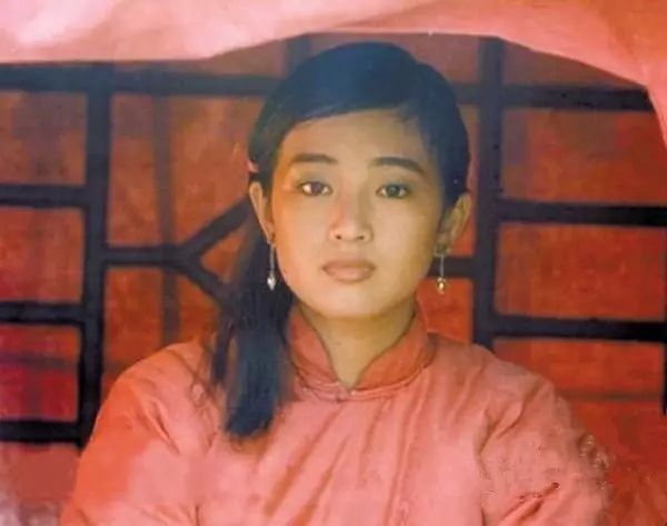 想知道张艺谋和巩俐的事_巩俐与张艺谋：合作与艺术的火花_张艺谋巩俐夫妻相