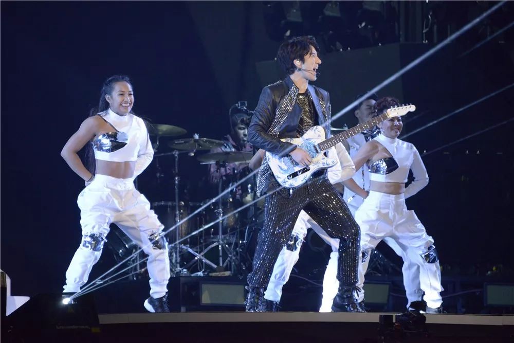 王力宏的经典旋律被年轻一代重新演绎并翻唱_王力宏翻唱的一首歌_王力宏翻唱的老歌