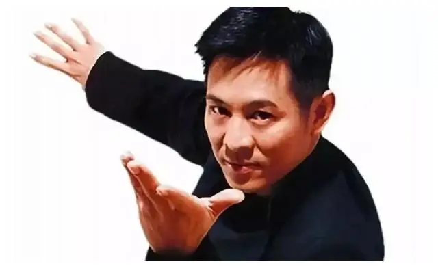 李连杰家庭幸福生活图片_李连杰的幸福家庭生活_李连杰一家四口幸福的生活