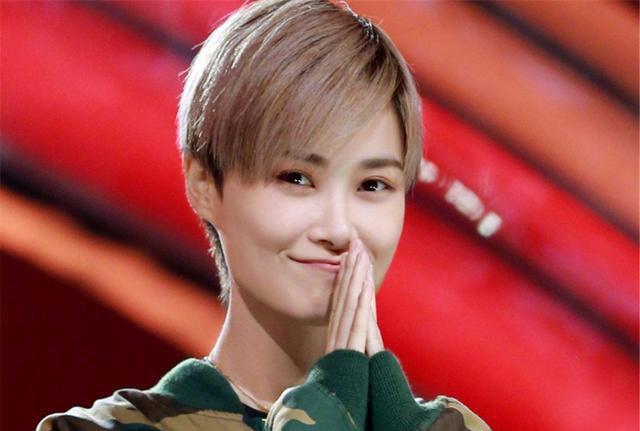 李宇春新歌2020_李宇春疯狂巡演_李宇春在大型活动中演唱新歌，展现无限可能