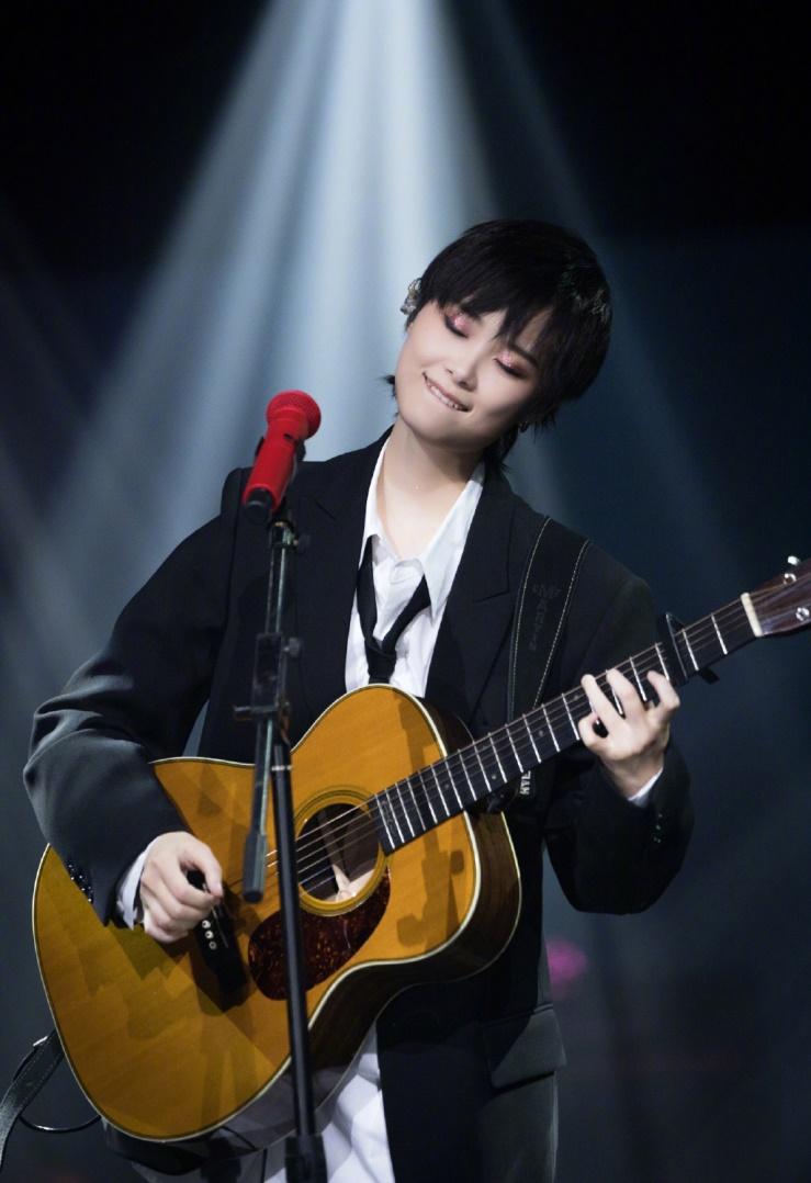 李宇春新歌2020_李宇春疯狂巡演_李宇春在大型活动中演唱新歌，展现无限可能